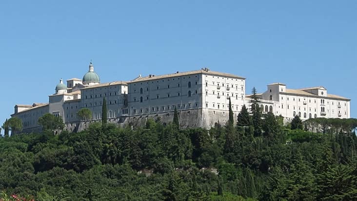 images/tours/cities/monte_cassino_abbey_from_cemetery.jpg